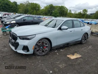 2024 BMW i5 eDrive40 z VIN WBY33FK03RCR20106, wystawiony jako Copart lot #68388554 z przebiegiem Nie podano mil oraz Szkody całkowita. Historia ofert i sprzedaży dostępna na DreamBid. Obrazek 1.
