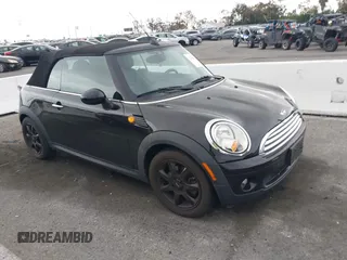 2010 MINI Convertible z VIN WMWMR3C53ATU98742, wystawiony jako IAAI lot #42299889 z przebiegiem 65 794 mil mil oraz . Historia ofert i sprzedaży dostępna na DreamBid. Obrazek 1.