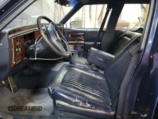 1990 Cadillac Brougham z VIN 1G6DW5474LR703771, wystawiony jako Copart lot #87653835 z przebiegiem 94 172 mil mil oraz Szkody całkowita. Historia ofert i sprzedaży dostępna na DreamBid. Obrazek 7.