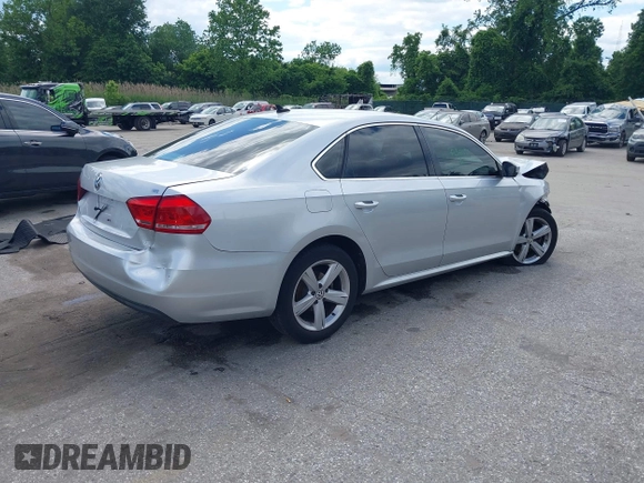 2013 Volkswagen Passat SE z VIN 1VWBP7A38DC123553, wystawiony jako IAAI lot #42341621 z przebiegiem 178 504 mil mil oraz . Historia ofert i sprzedaży dostępna na DreamBid. Obrazek 4.