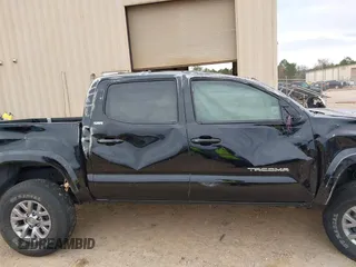 2017 Toyota Tacoma SR5 z VIN 3TMAZ5CN7HM043144, wystawiony jako IAAI lot #41758561 z przebiegiem 205 213 mil mil oraz . Historia ofert i sprzedaży dostępna na DreamBid. Obrazek 13.