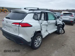 2024 Toyota Corolla Cross LE z VIN 7MUBAABG2RV103930, wystawiony jako IAAI lot #42051280 z przebiegiem 27 541 mil mil oraz . Historia ofert i sprzedaży dostępna na DreamBid. Obrazek 4.