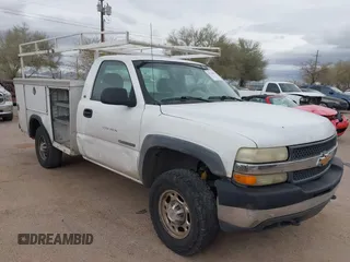 2001 Chevrolet Silverado 2500 z VIN 1GBHC24U91E320090, wystawiony jako IAAI lot #41730039 z przebiegiem Nie podano mil oraz . Historia ofert i sprzedaży dostępna na DreamBid. Obrazek 1.