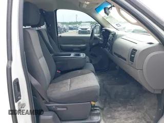 2007 Chevrolet Silverado 1500 LT w/1LT with VIN 1GCEC19077Z540649, listed as a IAAI auction lot 42037356 with 226,277 mi miles. Bid and sale history available at carsss.com. Image 5.