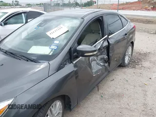 2016 Ford Focus Titanium z VIN 1FADP3J21GL260145, wystawiony jako IAAI lot #42137319 z przebiegiem 131 835 mil mil oraz . Historia ofert i sprzedaży dostępna na DreamBid. Obrazek 6.