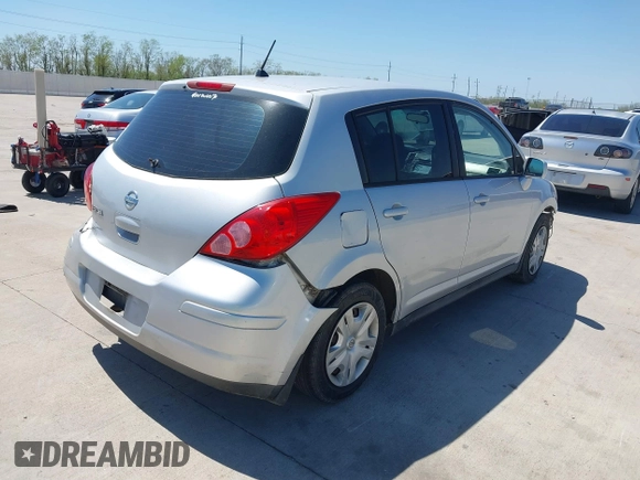 2010 Nissan Versa S z VIN 3N1BC1CP7AL433675, wystawiony jako IAAI lot #41879386 z przebiegiem 219 794 mil mil oraz . Historia ofert i sprzedaży dostępna na DreamBid. Obrazek 4.