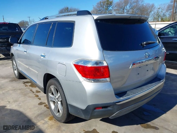 2011 Toyota Highlander Limited with VIN 5TDYK3EH0BS035151, listed as a IAAI auction lot 41281405 with 104,582 mi miles. Bid and sale history available at carsss.com. Image 3.