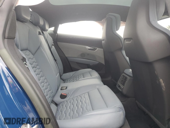 2023 Audi RS e-tron GT z VIN WAUBHBFW7P7903740, wystawiony jako Copart lot #42352535 z przebiegiem Nie podano mil oraz Szkody całkowita. Historia ofert i sprzedaży dostępna na DreamBid. Obrazek 10.