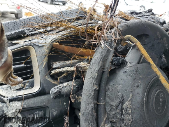 2015 Jeep Renegade Latitude z VIN ZACCJBBT3FPC21804, wystawiony jako Copart lot #44161075 z przebiegiem Nie podano mil oraz Szkoda całkowita • Salvage title. Historia ofert i sprzedaży dostępna na DreamBid. Obrazek 9.