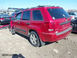 2005 Jeep Grand Cherokee Laredo with VIN 1J4GR48K55C651268, listed as a IAAI auction lot 41987117 with 189,974 mi miles. Bid and sale history available at carsss.com. Image 3.
