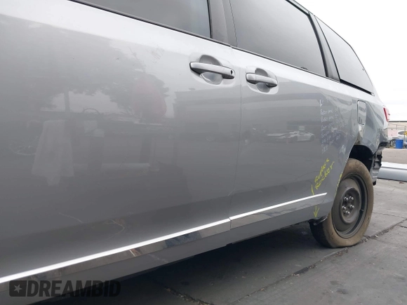 2017 Toyota Sienna LE Auto Access Seat z VIN 5TDKZ3DC9HS841120, wystawiony jako IAAI lot #42755500 z przebiegiem 65 952 mil mil oraz . Historia ofert i sprzedaży dostępna na DreamBid. Obrazek 18.