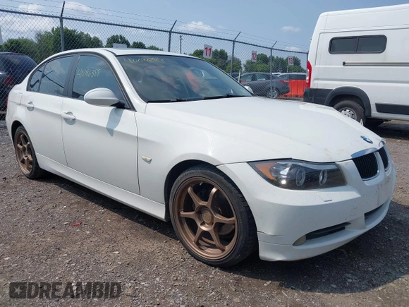 2006 BMW 3 Series 325xi with VIN WBAVD13556KV08675, listed as a IAAI auction lot 40086388 with 139,501 mi miles. Bid and sale history available at carsss.com. Image 1.