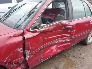 2002 Ford Crown Victoria LX z VIN 2FAFP74W82X148324, wystawiony jako IAAI lot #41565717 z przebiegiem 114 536 mil mil oraz . Historia ofert i sprzedaży dostępna na DreamBid. Obrazek 6.