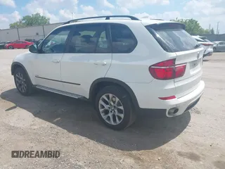 2011 BMW X5 35i z VIN 5UXZV4C55BL739890, wystawiony jako IAAI lot #42268402 z przebiegiem 82 719 mil mil oraz . Historia ofert i sprzedaży dostępna na DreamBid. Obrazek 3.