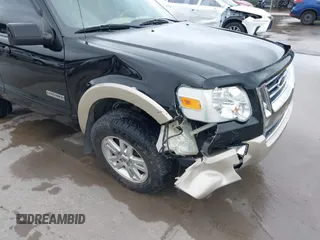 2006 Ford Explorer Eddie Bauer z VIN 1FMEU74E36ZA08375, wystawiony jako IAAI lot #42486008 z przebiegiem 214 761 mil mil oraz . Historia ofert i sprzedaży dostępna na DreamBid. Obrazek 18.