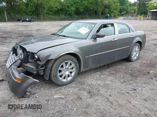 2008 Chrysler 300 Touring z VIN 2C3LA53G08H165266, wystawiony jako IAAI lot #42219596 z przebiegiem 119 141 mil mil oraz . Historia ofert i sprzedaży dostępna na DreamBid. Obrazek 2.