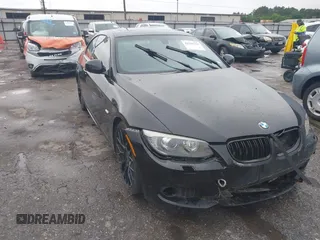2012 BMW 3 Series 335i z VIN WBAKG7C5XCE802399, wystawiony jako IAAI lot #42210396 z przebiegiem 141 502 mil mil oraz . Historia ofert i sprzedaży dostępna na DreamBid. Obrazek 1.
