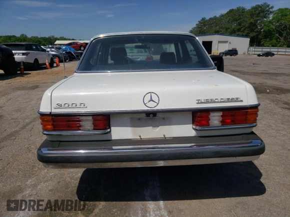 1983 Mercedes-Benz 300 D z VIN WDBAB33AXDB031298, wystawiony jako Copart lot #53799325 z przebiegiem 315 445 mil mil oraz Szkoda całkowita • Salvage title. Historia ofert i sprzedaży dostępna na DreamBid. Obrazek 6.