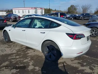 2023 Tesla Model 3 z VIN 5YJ3E1EA4PF505850, wystawiony jako IAAI lot #41310597 z przebiegiem 70 211 mil mil oraz . Historia ofert i sprzedaży dostępna na DreamBid. Obrazek 3.