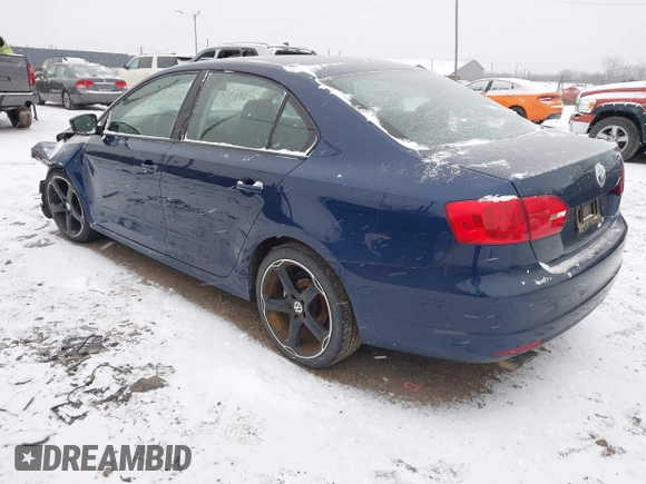 2014 Volkswagen Jetta S z VIN 3VW2K7AJXEM335027, wystawiony jako IAAI lot #41238282 z przebiegiem 157 568 mil mil oraz . Historia ofert i sprzedaży dostępna na DreamBid. Obrazek 3.
