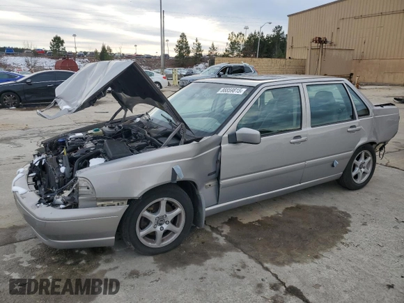 1998 Volvo S70 z VIN YV1LS5676W1522671, wystawiony jako Copart lot #88859815 z przebiegiem 185 585 mil mil oraz Szkody całkowita. Historia ofert i sprzedaży dostępna na DreamBid. Obrazek 1.