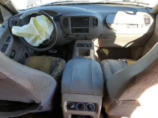 2001 Ford Expedition Eddie Bauer с VIN 1FMRU17WX1LB77470, выставлен на аукционе Copart как лот 86976254 с пробегом Не указан миль и На запчасти • Non repairable. История ставок и продаж доступна на DreamBid. Изображение 8.