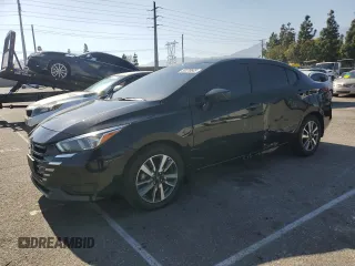 2024 Nissan Versa S z VIN 3N1CN8DV5RL819544, wystawiony jako Copart lot #56370645 z przebiegiem 32 034 mil mil oraz Szkoda całkowita • Salvage title. Historia ofert i sprzedaży dostępna na DreamBid. Obrazek 1.