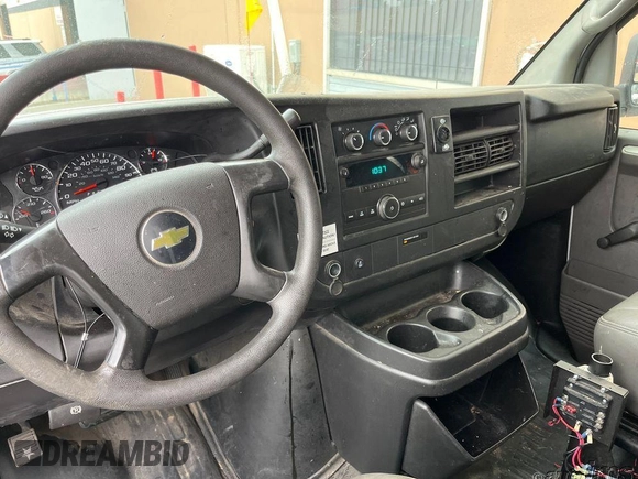 2014 Chevrolet Express Cargo z VIN 1GCSGAFX2E1160851, wystawiony jako IAAI lot #42649641 z przebiegiem 218 374 mil mil oraz . Historia ofert i sprzedaży dostępna na DreamBid. Obrazek 2.