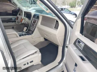 2007 Lincoln Navigator with VIN 5LMFU28557LJ21232, listed as a IAAI auction lot 41521036 with 124,374 mi miles. Bid and sale history available at carsss.com. Image 5.