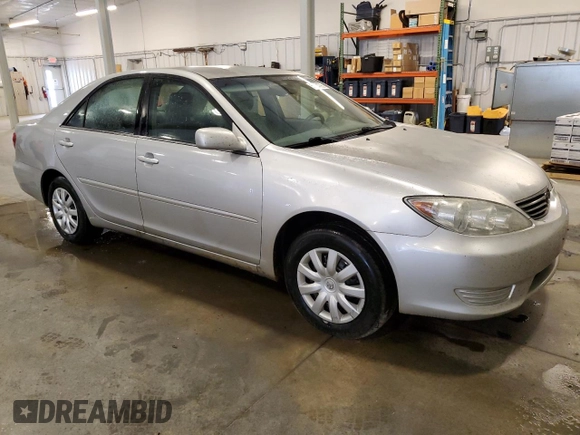 2005 Toyota Camry STD z VIN 4T1BE32K25U070332, wystawiony jako Copart lot #56934795 z przebiegiem 267 925 mil mil oraz Szkoda całkowita • Salvage title. Historia ofert i sprzedaży dostępna na DreamBid. Obrazek 4.