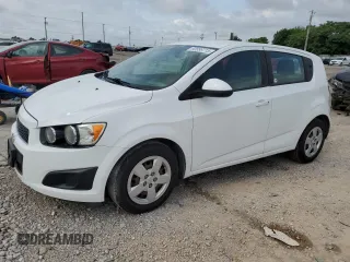 2016 Chevrolet Sonic LS z VIN 1G1JA6SH2G4105013, wystawiony jako Copart lot #60686715 z przebiegiem 200 781 mil mil oraz Czysty tytuł • Clean title. Historia ofert i sprzedaży dostępna na DreamBid. Obrazek 1.