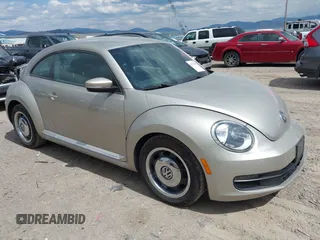 2013 Volkswagen Beetle 2.5L w/Sun z VIN 3VWJX7AT6DM636343, wystawiony jako IAAI lot #42571060 z przebiegiem 68 670 mil mil oraz . Historia ofert i sprzedaży dostępna na DreamBid. Obrazek 1.