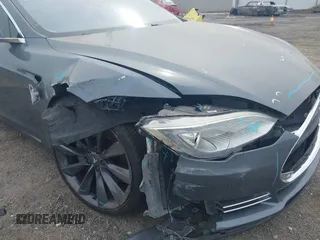 2013 Tesla Model S with VIN 5YJSA1AG5DFP13149, listed as a IAAI auction lot 42116437 with 140,999 mi miles. Bid and sale history available at carsss.com. Image 6.