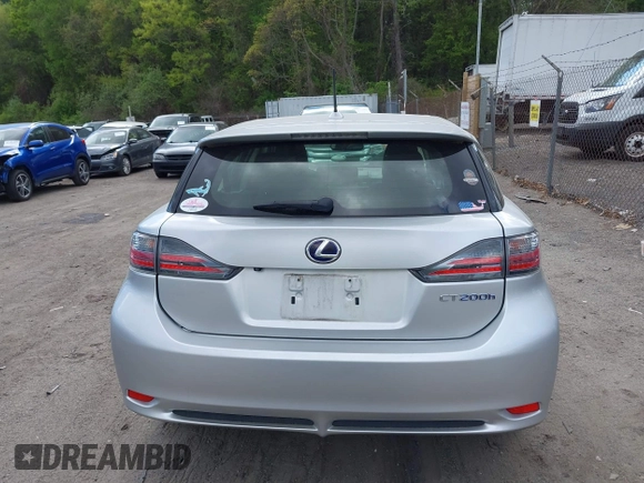 2013 Lexus CT 200h z VIN JTHKD5BH4D2165247, wystawiony jako IAAI lot #42191913 z przebiegiem 113 331 mil mil oraz . Historia ofert i sprzedaży dostępna na DreamBid. Obrazek 16.