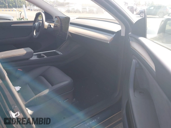 2024 Tesla Model Y Long Range z VIN 7SAYGDEEXRA263444, wystawiony jako IAAI lot #40199252 z przebiegiem 9 540 mil mil oraz . Historia ofert i sprzedaży dostępna na DreamBid. Obrazek 5.