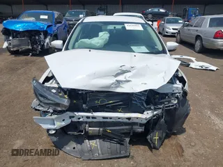 2018 Ford Focus SE z VIN 1FADP3FE5JL267982, wystawiony jako IAAI lot #42646881 z przebiegiem 40 163 mil mil oraz . Historia ofert i sprzedaży dostępna na DreamBid. Obrazek 12.