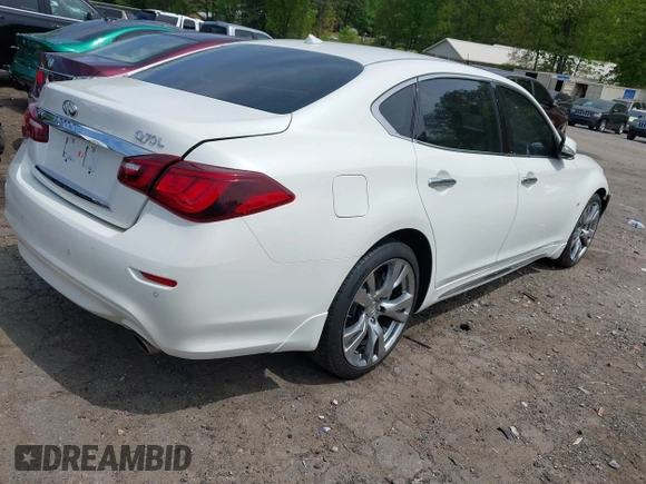 2018 Infiniti Q70 Luxe z VIN JN1BY1PP7JM330399, wystawiony jako IAAI lot #42028103 z przebiegiem 95 527 mil mil oraz . Historia ofert i sprzedaży dostępna na DreamBid. Obrazek 4.