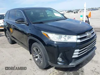 2018 Toyota Highlander LE z VIN 5TDZZRFH2JS276211, wystawiony jako IAAI lot #41799446 z przebiegiem 121 635 mil mil oraz . Historia ofert i sprzedaży dostępna na DreamBid. Obrazek 1.