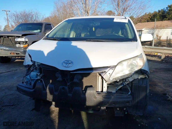 2015 Toyota Sienna XLE with VIN 5TDYK3DC2FS597659, listed as a IAAI auction lot 41380779 with 239,543 mi miles. Bid and sale history available at carsss.com. Image 12.