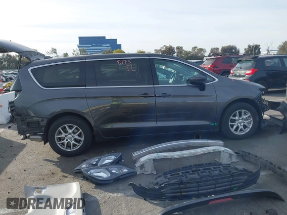 2020 Chrysler Voyager LX z VIN 2C4RC1CG9LR145545, wystawiony jako IAAI lot #41372340 z przebiegiem 48 013 mil mil oraz . Historia ofert i sprzedaży dostępna na DreamBid. Obrazek 14.