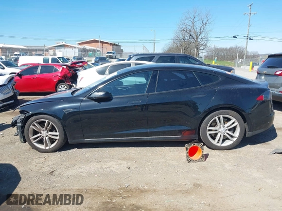2015 Tesla Model S 85D z VIN 5YJSA1E24FF114180, wystawiony jako IAAI lot #41832583 z przebiegiem 152 008 mil mil oraz . Historia ofert i sprzedaży dostępna na DreamBid. Obrazek 14.