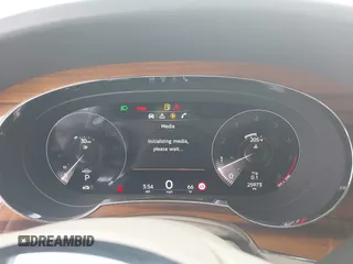 2021 Bentley Bentayga V8 z VIN SJAAM2ZV5MC038171, wystawiony jako IAAI lot #42057762 z przebiegiem 25 973 mil mil oraz . Historia ofert i sprzedaży dostępna na DreamBid. Obrazek 7.