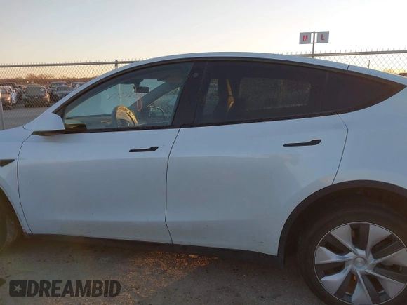 2023 Tesla Model Y Long Range z VIN 7SAYGDEE6PA061228, wystawiony jako IAAI lot #41371547 z przebiegiem 25 121 mil mil oraz . Historia ofert i sprzedaży dostępna na DreamBid. Obrazek 14.