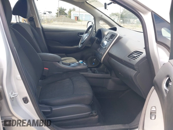 2017 Nissan LEAF SV z VIN 1N4BZ0CP4HC301703, wystawiony jako IAAI lot #42195180 z przebiegiem 42 366 mil mil oraz . Historia ofert i sprzedaży dostępna na DreamBid. Obrazek 5.