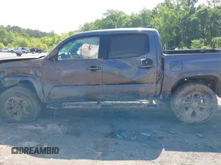 2022 Toyota Tacoma SR z VIN 3TYAX5GN5NT046897, wystawiony jako IAAI lot #42253604 z przebiegiem 69 246 mil mil oraz . Historia ofert i sprzedaży dostępna na DreamBid. Obrazek 14.