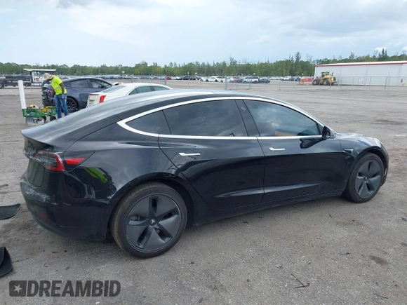 2018 Tesla Model 3 Long Range Battery z VIN 5YJ3E1EA2JF156808, wystawiony jako IAAI lot #42160829 z przebiegiem 106 258 mil mil oraz . Historia ofert i sprzedaży dostępna na DreamBid. Obrazek 4.