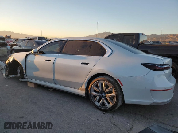 2024 BMW i7 xDrive60 z VIN WBY53EJ01RCP72333, wystawiony jako Copart lot #82242244 z przebiegiem Nie podano mil oraz Szkoda całkowita • Salvage title. Historia ofert i sprzedaży dostępna na DreamBid. Obrazek 2.