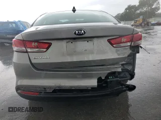 2017 Kia Optima LX z VIN 5XXGT4L35HG133558, wystawiony jako Copart lot #57454245 z przebiegiem 264 541 mil mil oraz Szkoda całkowita • Salvage title. Historia ofert i sprzedaży dostępna na DreamBid. Obrazek 6.