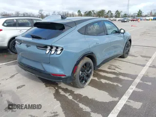 2023 Ford Mustang Mach-E Premium z VIN 3FMTK3SU1PMA84387, wystawiony jako IAAI lot #41913897 z przebiegiem 4180 mil mil oraz . Historia ofert i sprzedaży dostępna na DreamBid. Obrazek 4.