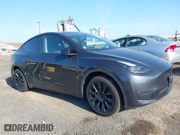 2024 Tesla Model Y z VIN 7SAYGDED8RF158878, wystawiony jako IAAI lot #42514586 z przebiegiem 18 594 mil mil oraz . Historia ofert i sprzedaży dostępna na DreamBid. Obrazek 1.